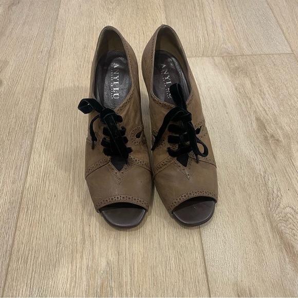 - Anyi Lu Cris Taupe Antiqued bootie Size 9 or 39 - Picture 2 of 5